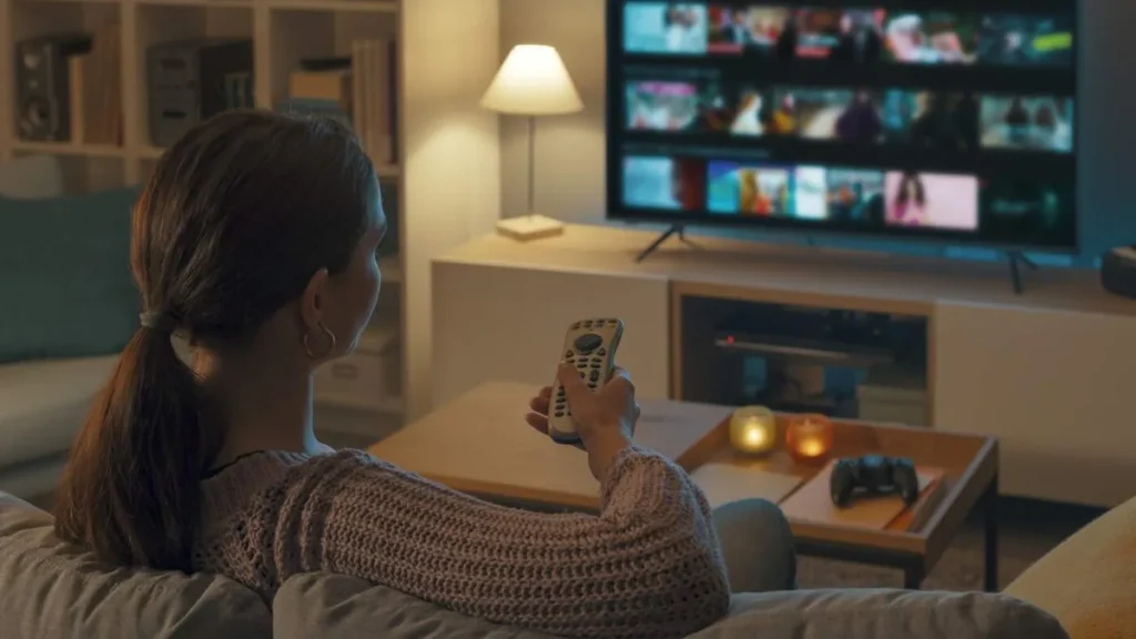 Imagem mulher escolhendo o que assistir nos streamings de filme do artigo 5 filmes sobre santos que inspiram a santidade