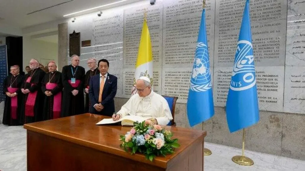 Imagem papa escreve durante encontro da FAO em 2025 do artigo Papa Leão XIV na FAO: “Vencer a fome é semear a paz”