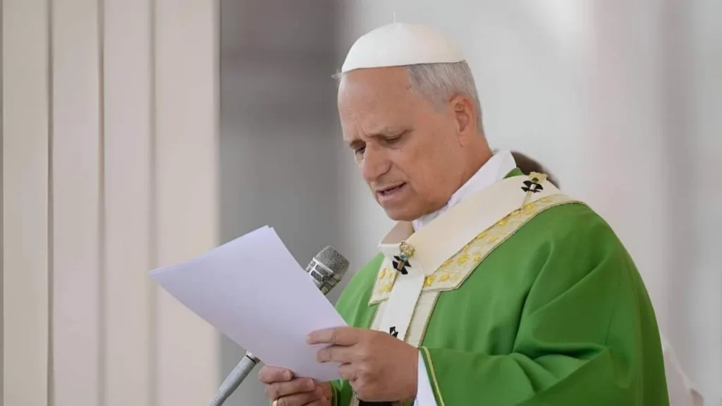 Imagem papa leao le papel vestido com vestes verde de tempo comum no angelus em 2025 do artigo Papa: "dirigir-se a Maria com confiança filial"