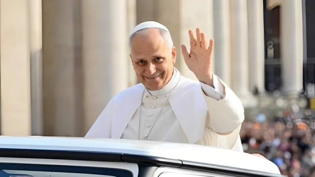 Imagem papa leao xiv acena para a foto em um papa movel em 2025 do artigo Otimismo e esperança: entenda a diferença com Papa Leão XIV