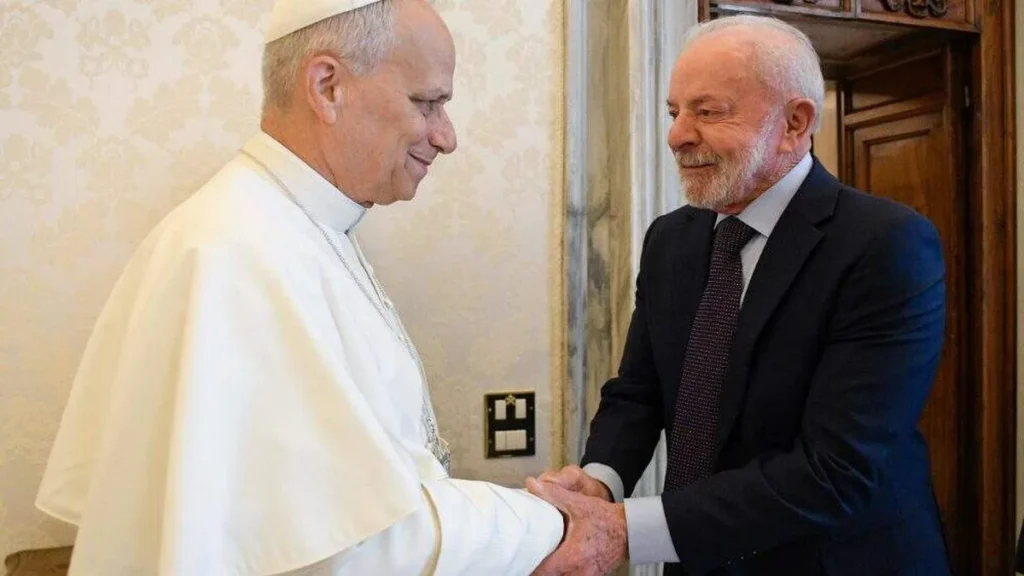 Imagem papa leao xiv aperta mao de presidente lula em encontro do artigo Papa Leão XIV se encontra com Presidente do Brasil
