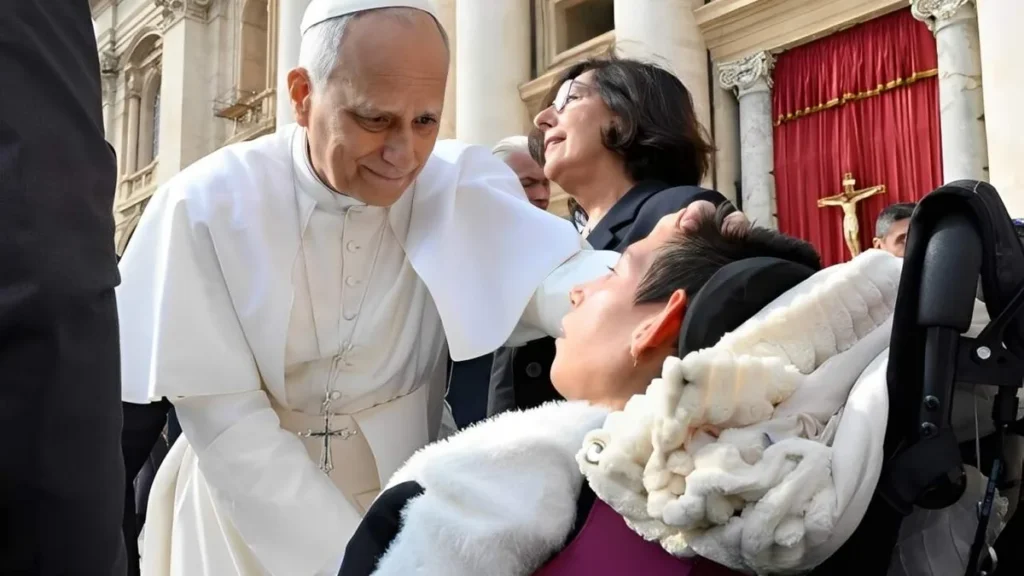Imagem papa olha e toca uma pessoa com deficiencia na praca sao pedro 2025 do artigo Papa: “médico é insubstituível pela IA”