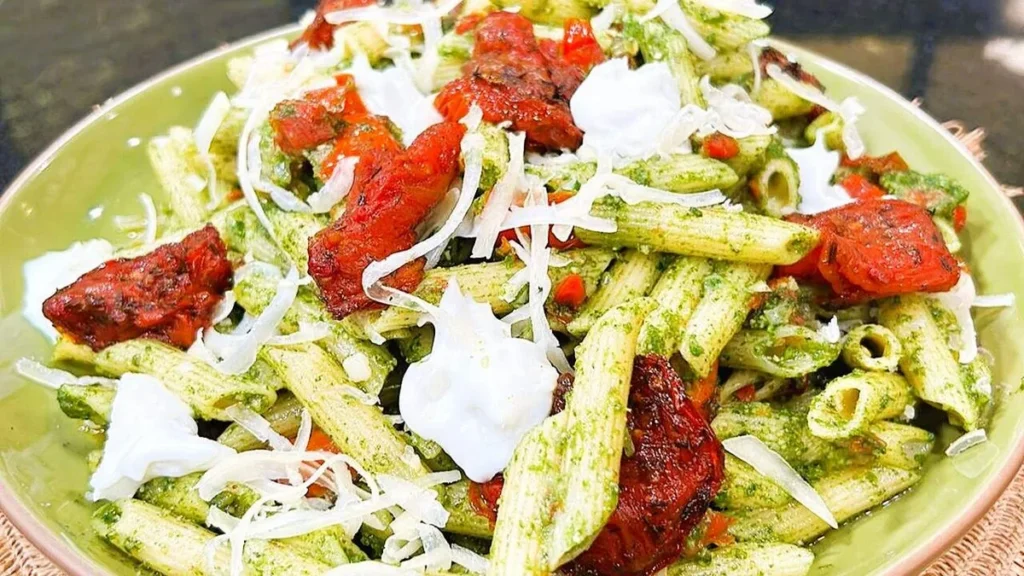 Imagem penne compesto tomate seco e burrata sabor de vida do artigo Penne com Pesto de Rúcula, Tomate Seco e Burrata - Sabor de Vida