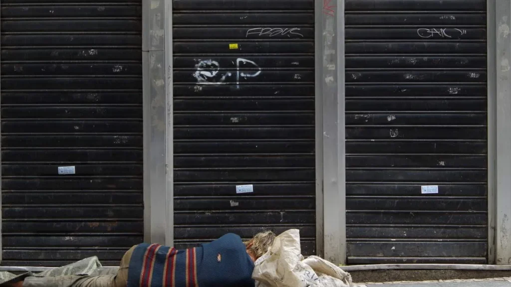 Imagem pessoa em situacao de vulnerabilidade social dormindo na rua do artigo Igreja no Brasil se une pela 9ª Jornada dos Pobres