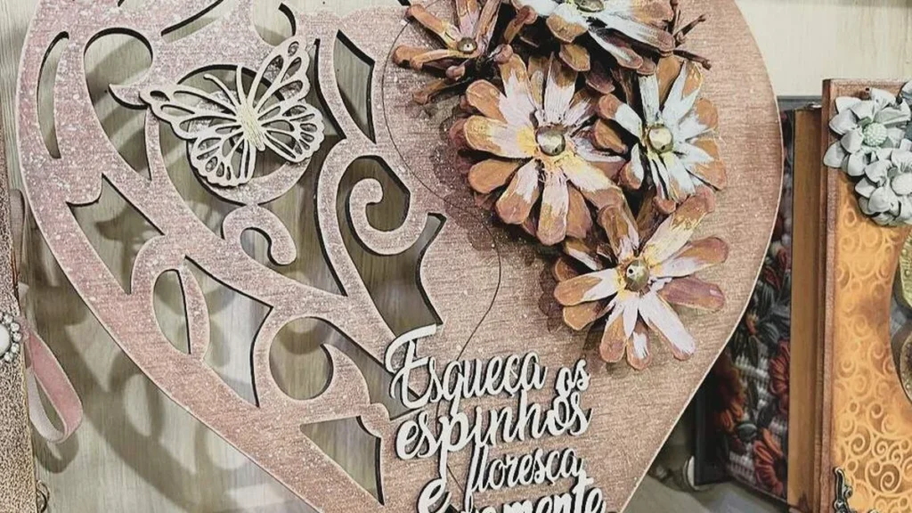 Imagem placa mdf decorativo faca voce mesmo do artigo Placa de MDF Decorativa (Coração e Flores de Pinha) - Faça Você Mesmo