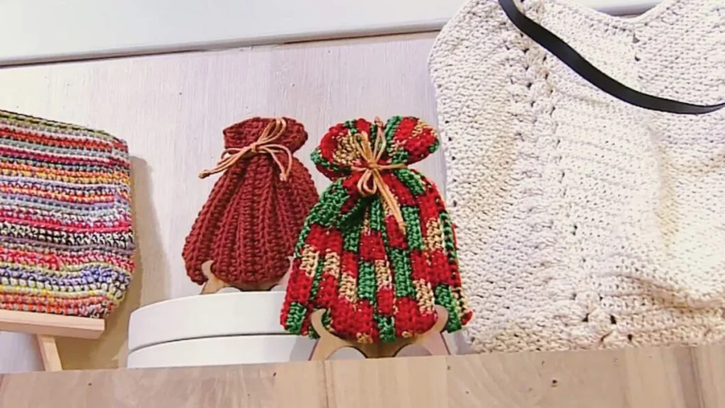 Imagem saquinho de presente de croche faca voce mesmo do artigo Bolsa Presente em Crochê - Faça Você Mesmo