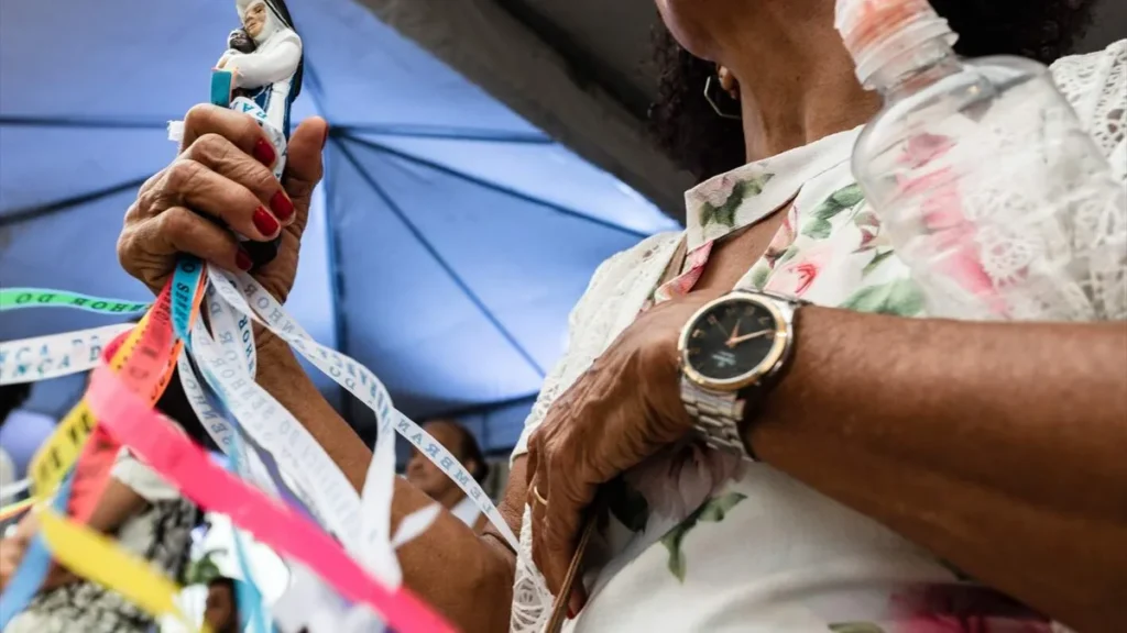 Imagem senhora com imagem de irma dulce nas maos do artigo Qual é o seu santo de devoção?