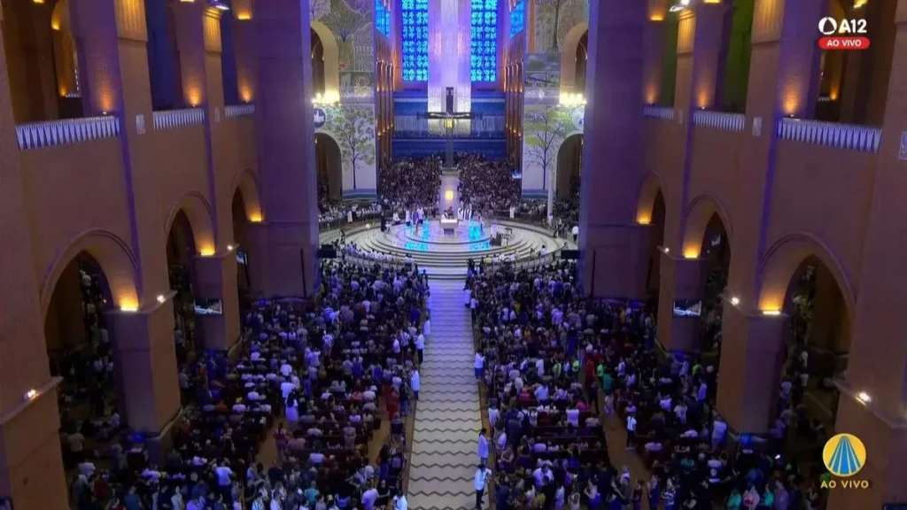 Imagem 1 domingo do advento no santuario nacional imagem vista de cima pegando o altar central do artigo Fiéis celebram o 1º Domingo do Advento na Casa da Mãe Aparecida