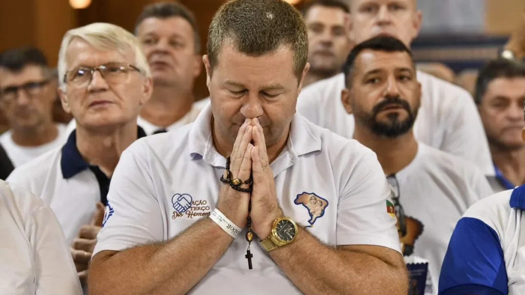Imagem Homem orando do artigo Santuário lança oficialmente Terço dos Homens 2026