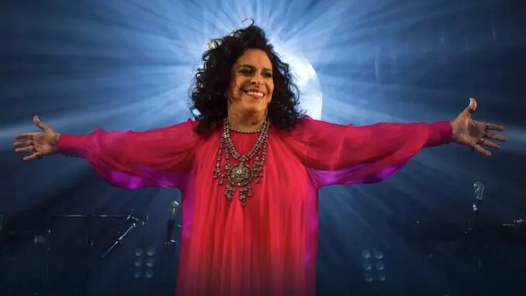 Imagem gal costa sorri e esta de bracos abertos do artigo Gal Costa: a canção que ficou no coração do Brasil