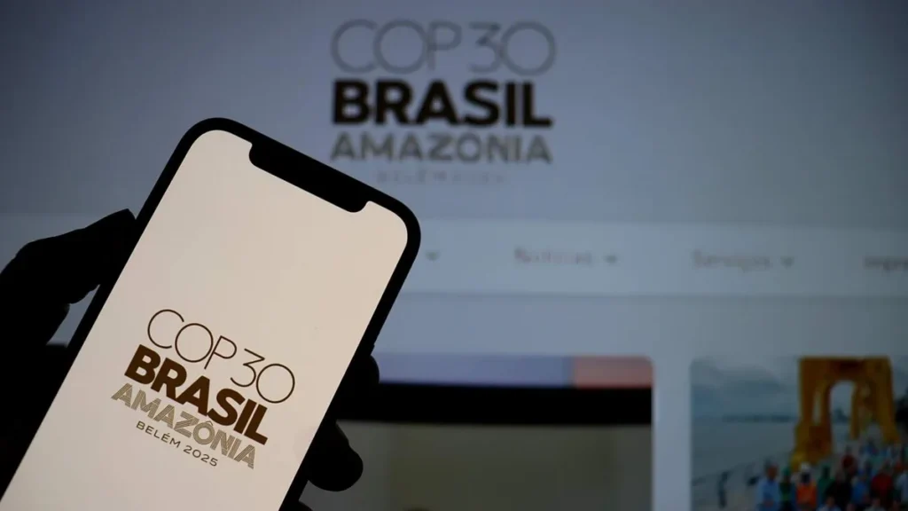 Imagem imagem do logo da cop30 em celular e tela de computador do artigo Tudo que você precisa saber sobre a COP30 antes dela começar