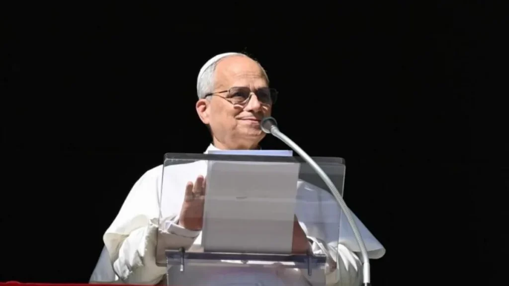 Imagem Papa Leao rezando o Angelus do artigo Papa Leão XIV: “somos pedras vivas deste edifício espiritual”