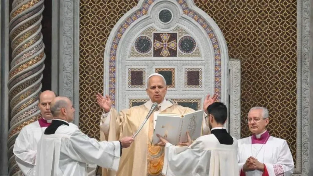 Imagem papa leao xiv de maos abertas durante missa do artigo Leão XIV preside festa da Dedicação da Basílica de Latrão