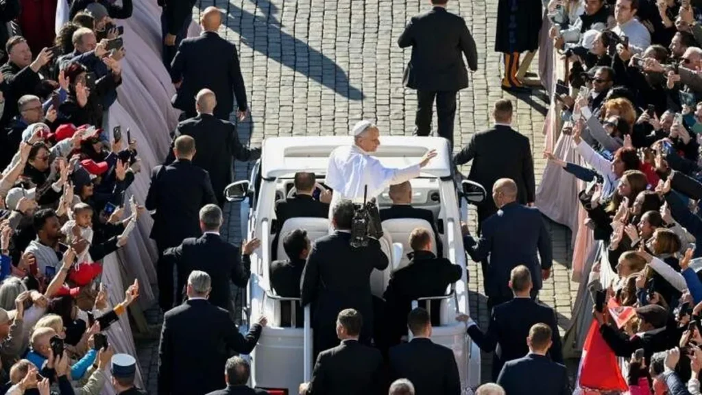 Imagem papa leao xiv anda de papa movel cumprimentando fieis na praca sao pedro 2025 do artigo "Viver a fraternidade é possível", afirma Papa Leão XIV
