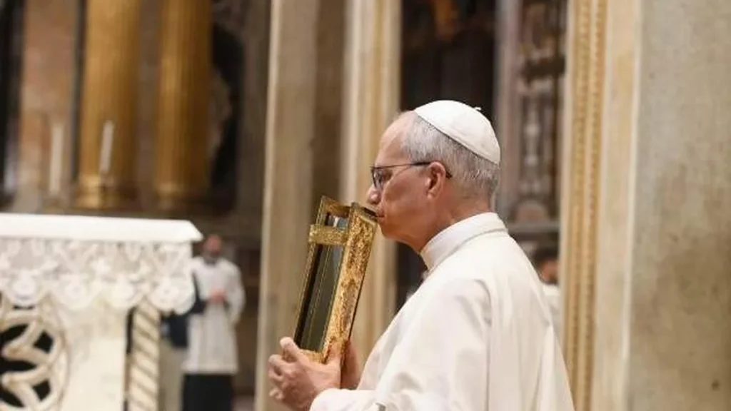 Imagem papa leao xiv segura biblia na altura do rosto do artigo Papa Leão XIV faz apelo para uso digital da Bíblia
