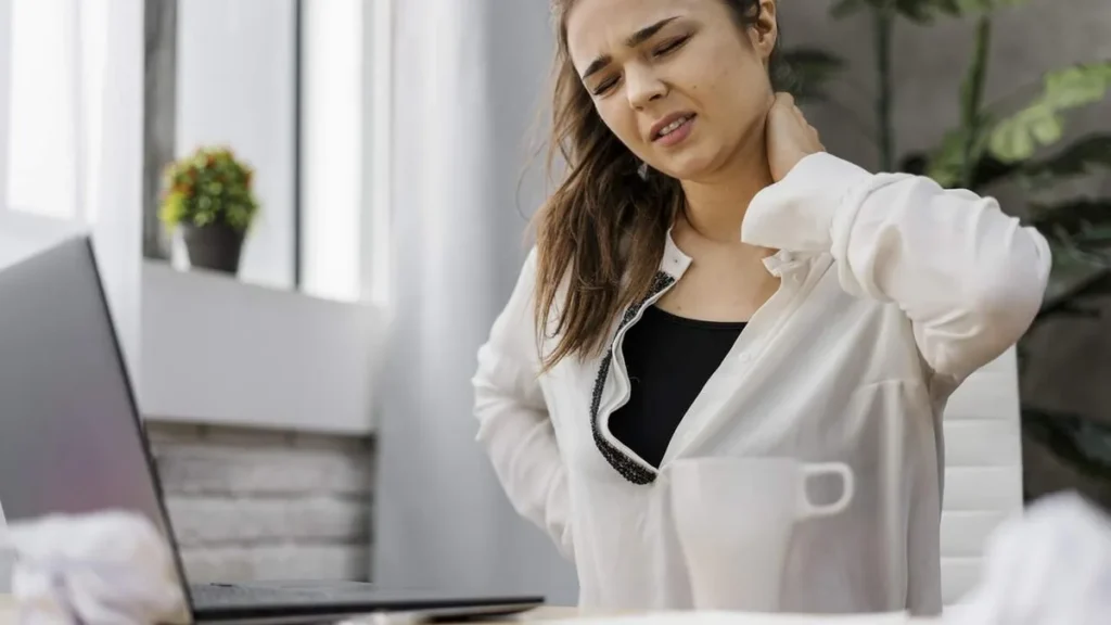 Imagem Mulher com dor muscular no pescoco do artigo Vida Saudável: a linguagem silenciosa das dores musculares