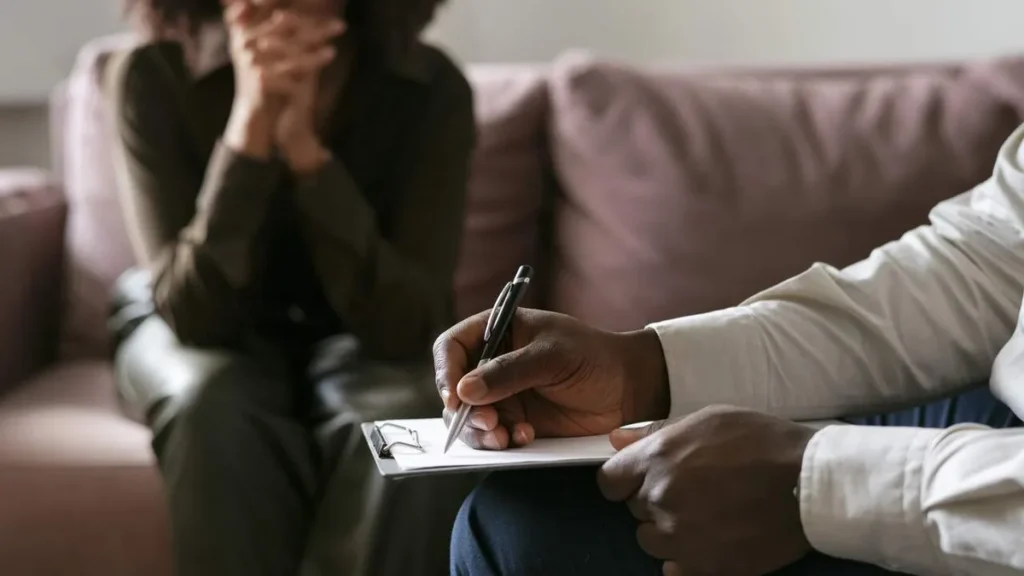 Imagem mulher se consultando com psicologo ao diagnosticar uma doenca psicossomatica do artigo Doenças Psicossomáticas: o elo entre emoções e corpo