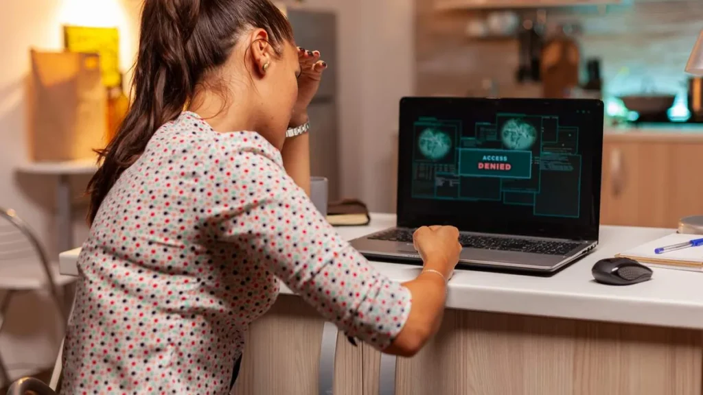 Imagem Mulher com dados vazados na internet do artigo Vazamento de dados impulsiona novos golpes e alerta consumidores