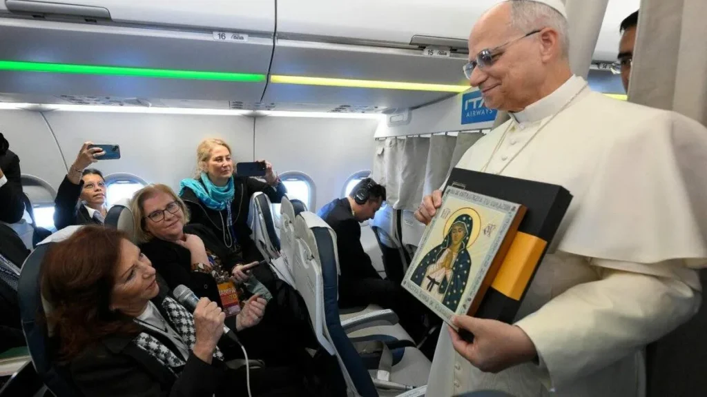Imagem leao xiv no aviao em sua primeira viagem apostolica do artigo Leão XIV inicia primeira viagem apostólica com apelo à fraternidade