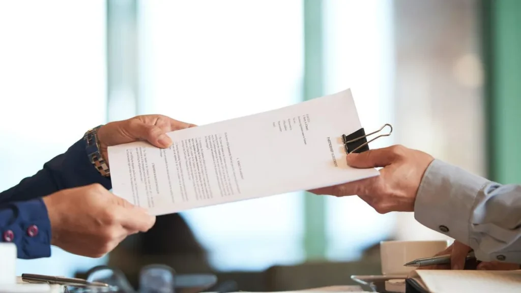Imagem Duas pessoas trocando contrato do artigo Aprenda como agir diante dos contratos de adesão