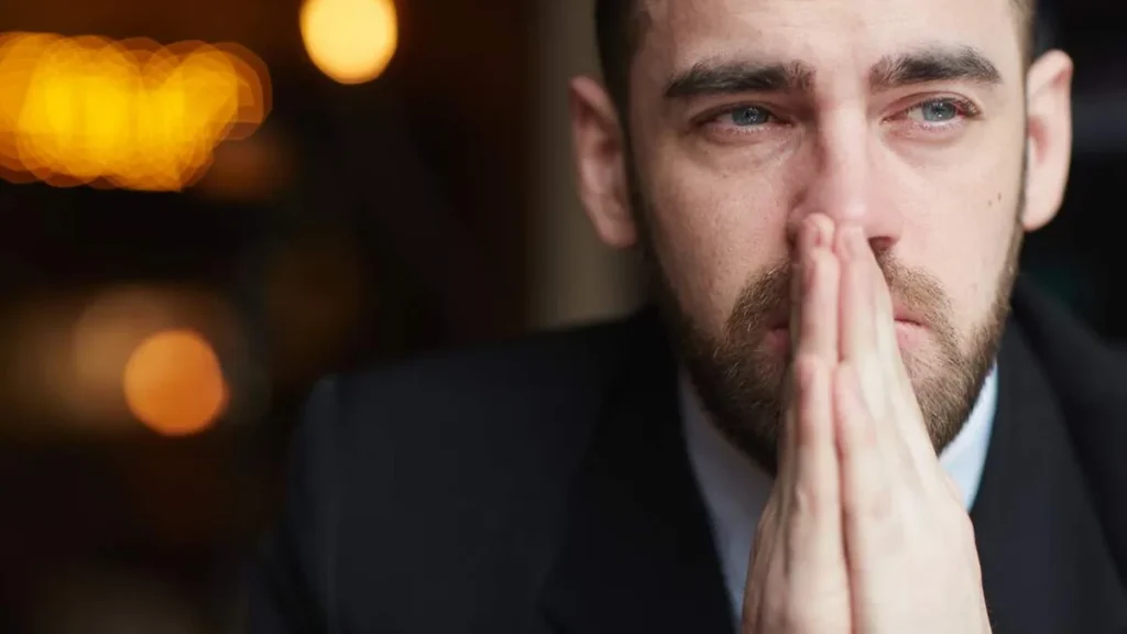 Imagem Homem triste e pensativo do artigo O julgamento alheio e a nossa liberdade interior