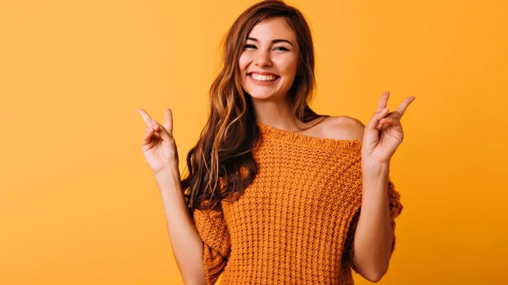 Imagem Mulher feliz com a saude emocional em dia do artigo Exercitar o cérebro, um treino para a saúde emocional