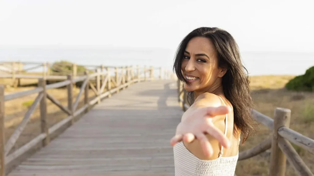 Imagem Mulher sorridente posando ao ar livre do artigo Conheça novas perspectivas para viver De Bem com a Vida