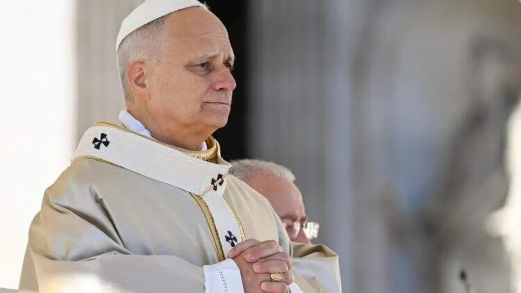 Imagem Papa em Jubileu 2025 falando no microfone do artigo O que nós podemos fazer diante da perseguição religiosa na África