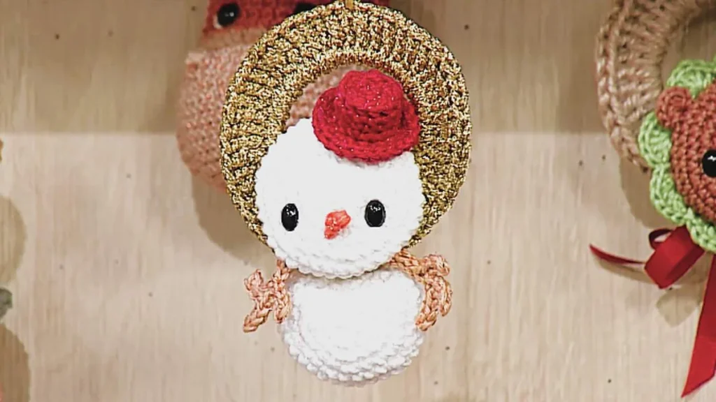 Imagem bolinho de natal em amigurumi faca voce mesmo do artigo Bolinho na Guirlanda em Amigurumi - Faça Você Mesmo
