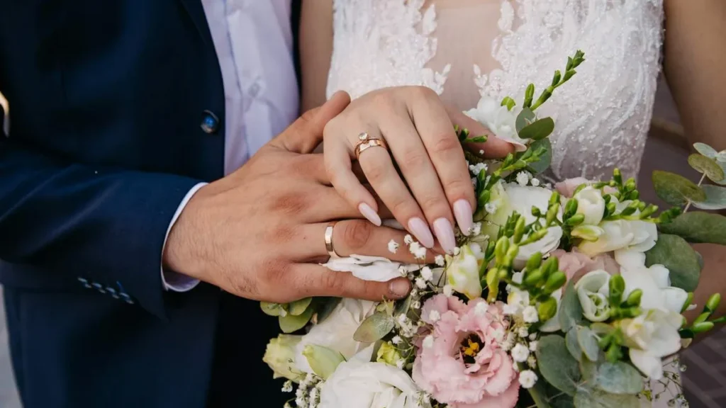 Imagem casal recem casado exibem a alianca do artigo Como a Igreja explica o valor da monogamia?