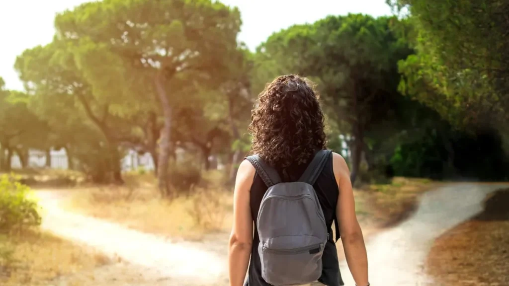 Imagem escolha caminhos diferentes mulher caminhando do artigo Reflexão Semanal: esteja vigilante e faça boas escolhas