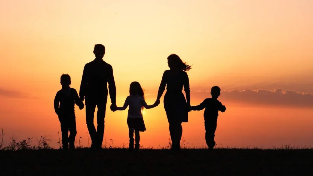 Imagem familia de maos dadas no horizonte do artigo Últimos dias para inscrição no Congresso Vida e Família
