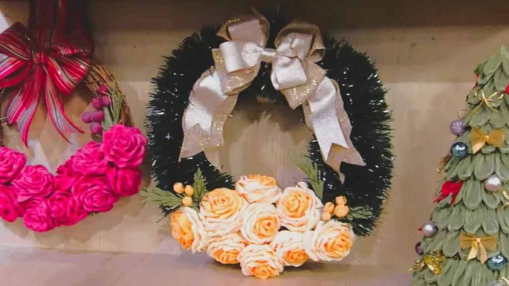 Imagem guirlanda natalina com lacos faca voce mesmo do artigo Guirlanda Natalina com Flores de Papel Crepom (DIY) - Faça Você Mesmo