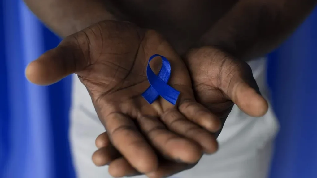 Imagem homem segurando uma fita azul simbolizando a campanha novembro azul do artigo Novembro Azul: prevenção, inovação e o cuidado masculino