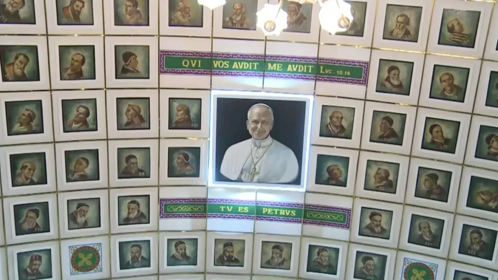 Imagem imagem do teto de igreja em piracaia com papas da historia e leao xiv no centro do artigo Igreja paulista tem pinturas de todos os papas no teto
