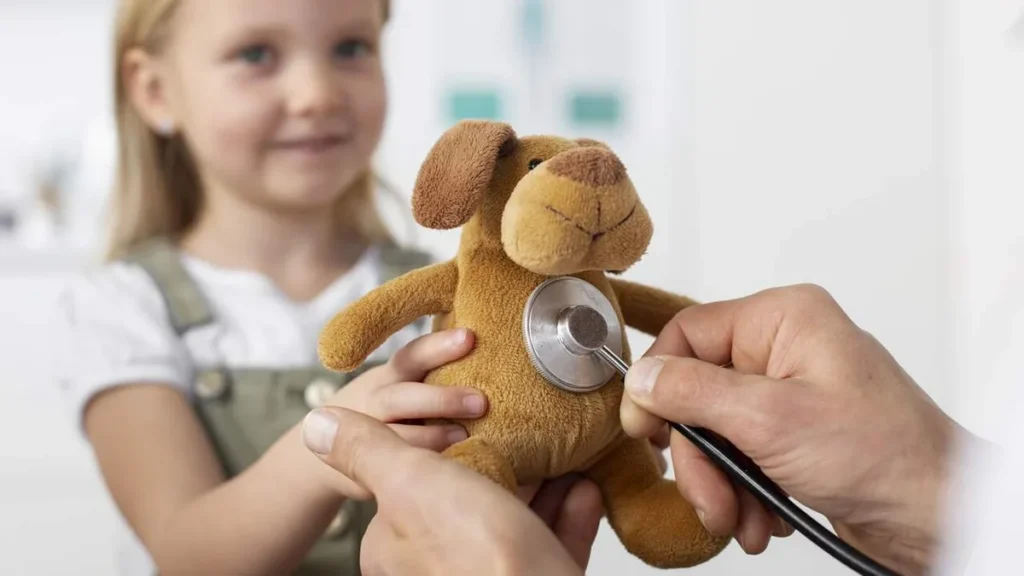 Imagem jovem no pediatra para uma consulta com o medico do artigo Vida Saudável: a saúde das crianças merece atenção