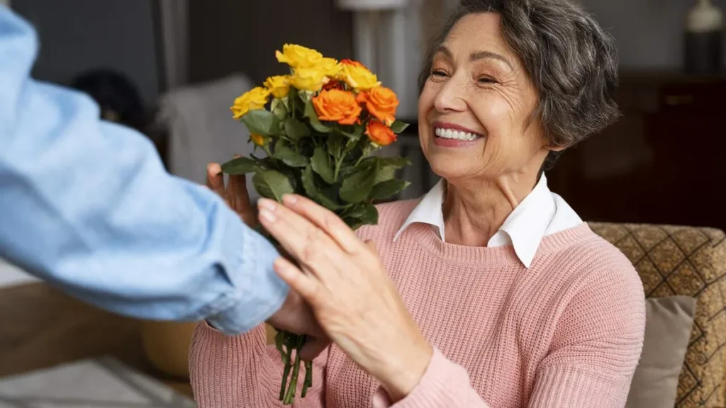 Imagem mulher sorridente recebendo flores do artigo Pequenas atitudes que podem fazer a diferença