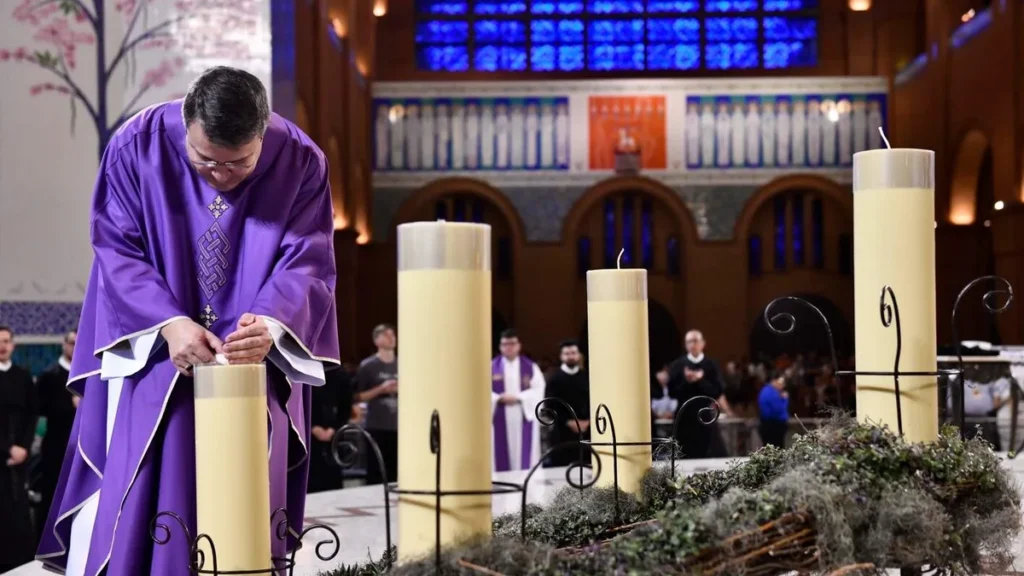 Imagem padre marlos aurelio acende vela do advento em missa no santuario nacional em 2024 do artigo Qual o significado do Advento dentro da liturgia da Igreja?