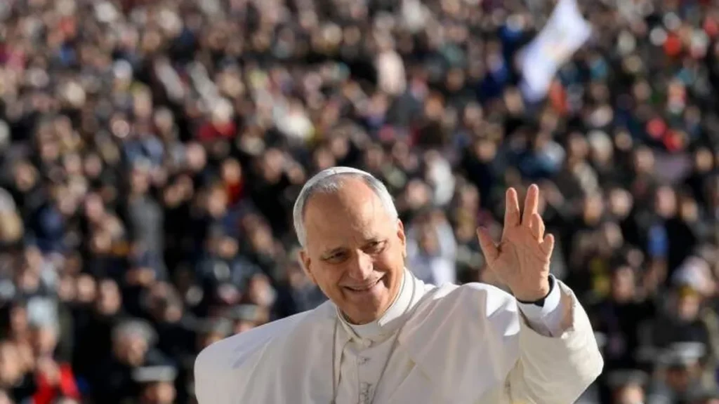 Imagem papa leao xiv acena aos presentes na praca sao pedro para audiencia geral em 2025 do artigo Papa destaca conversão para renovar a Casa Comum