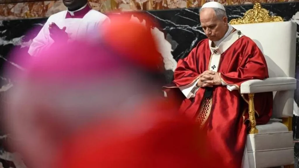 Imagem papa leao xiv pensativo usando vestes liturgicas vermelhas em missa em sufragio a papa francisco e bispos e cardeais defuntos do artigo Papa Leão XIV recorda Francisco, bispos e cardeais falecidos