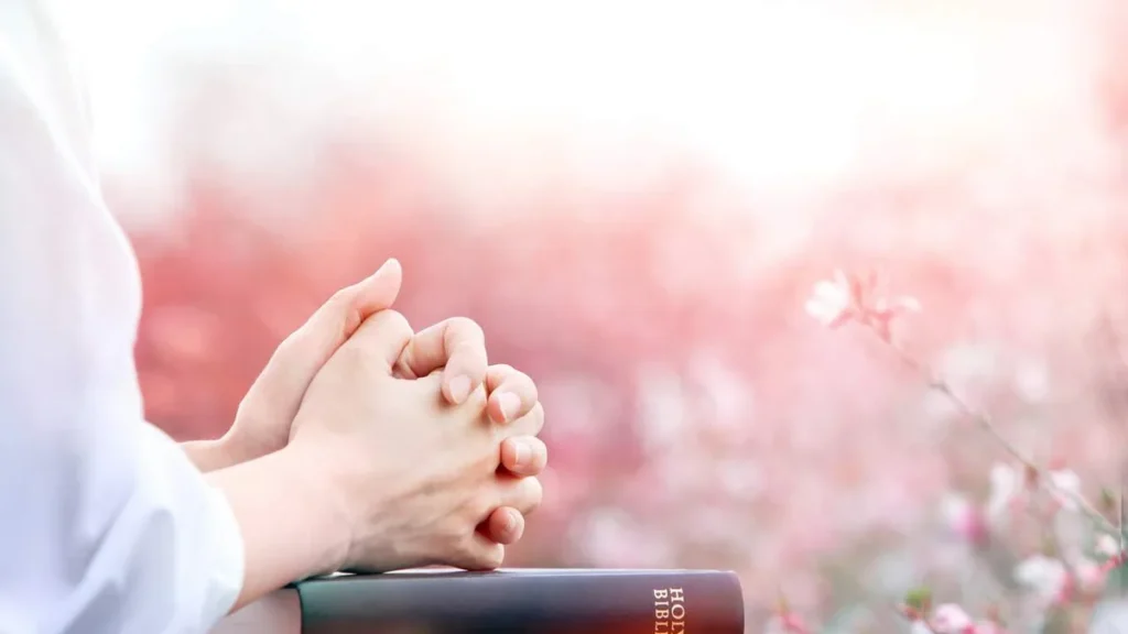 Imagem rezando com a biblia fe do artigo 10 conselhos dos santos para crescimento espiritual