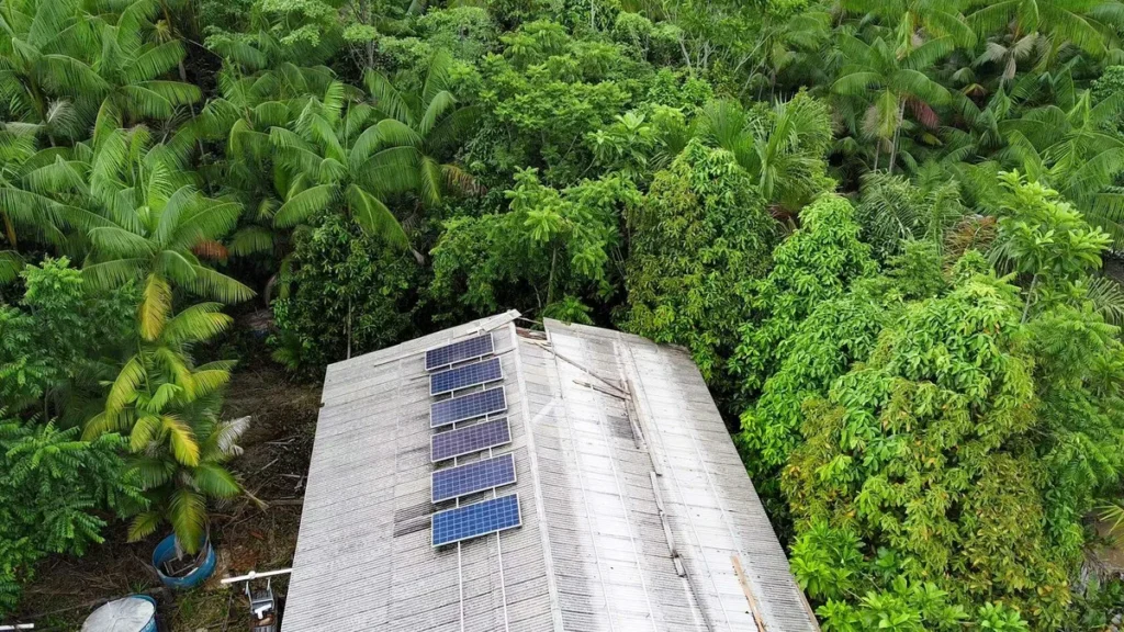 Imagem teto de energia solar em casa na amazonia do artigo CNBB impulsiona projetos de Ecologia Integral no país