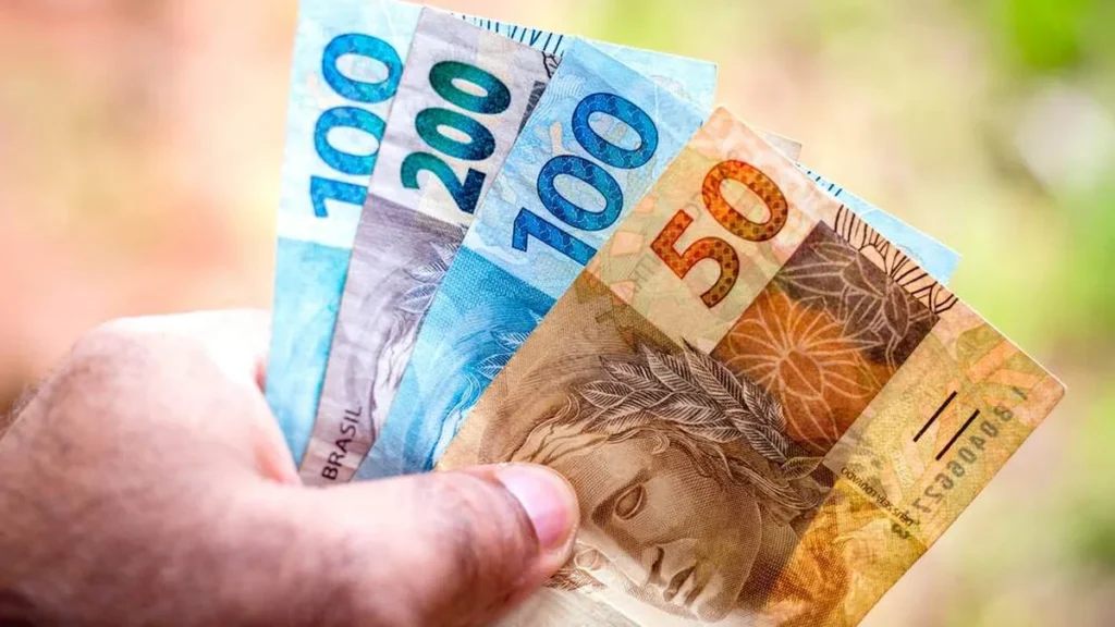 Imagem dinheiro salario do artigo Governo reduz projeção do salário mínimo de 2026 para R$1.627
