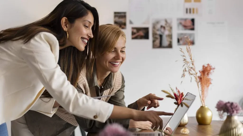 Imagem Duas mulheres conversando sobre negocios do artigo A força emocional por trás das mulheres que empreendem