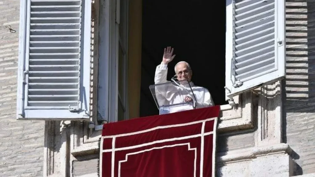 Imagem papa na sacada acenando para domingo do advento angelus do artigo No Angelus, Papa afirma: “Nada é impossível para Deus”