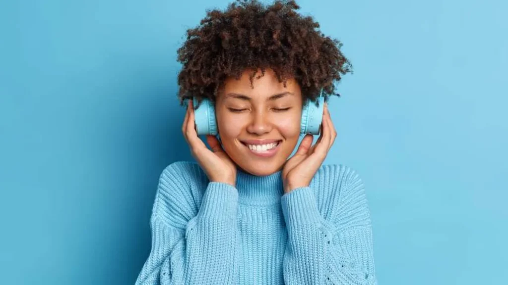 Imagem Mulher ouvindo musica no fone de ouvido do artigo Comebacks no mundo da música: retornos que marcaram a história