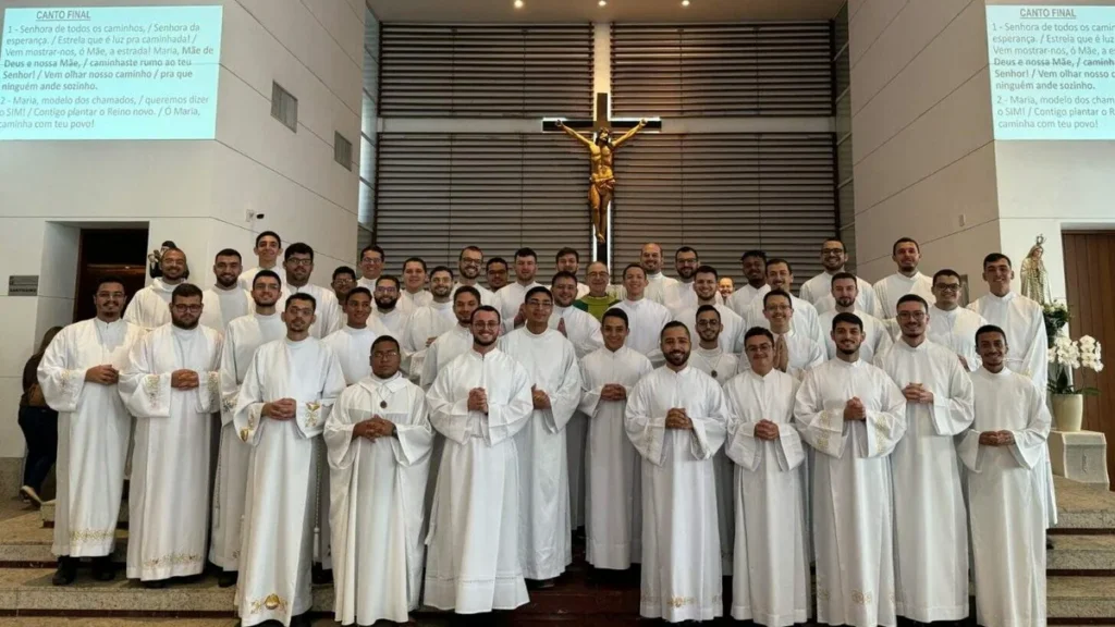 Imagem Padres brasileiros posicionados lado a lado em frente ao altar do artigo Estão abertas as inscrições do projeto “Comunhão e Partilha”
