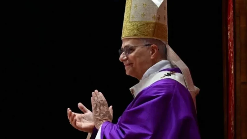 Imagem papa leao xiv com vestimentas do tempo do advento e quaresma em viagem apostolica 2025 do artigo Como se vestir bem na missa? Papa Leão XIV te ajuda!