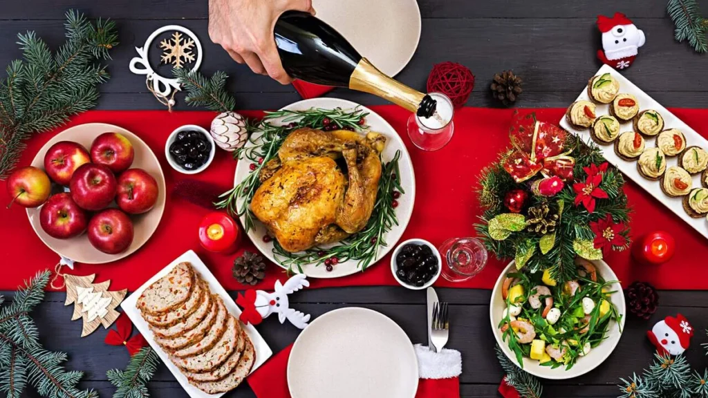 Imagem peru assado ceia de natal mesa de natal e servida com um peru decorado com enfeites e velas brilhantes frango frito mesa jantar em familia vista topo Easy Resize.com 1 do artigo Festas de fim de ano: aproveite a ceia sem mal-estar