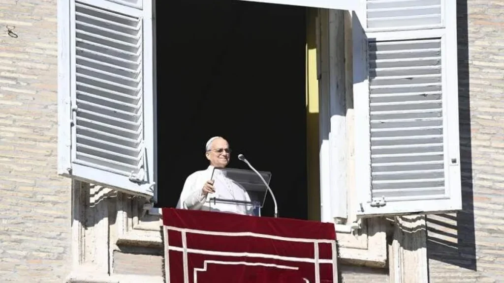 Imagem papa leao xiv na janela do angelus em 2025 do artigo Papa alerta: “famílias não podem perder a chama do amor”